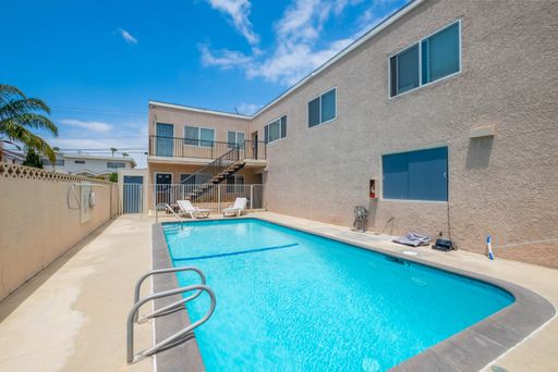 Remodeled Upper Unit 1 bed 1 bath + pool in N. Redondo Beach! – photo 1