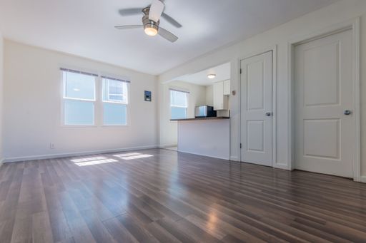 1 MONTH FREE!Modern Upper-Floor Studio – Fully Renovated | Prime La Brea Location | Parking Included! – photo 1