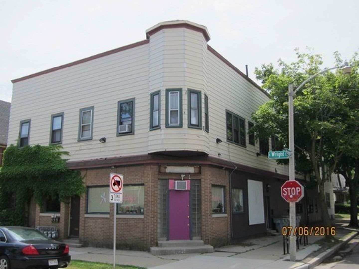 Milwaukee Apartment: 901 E. Wright St.