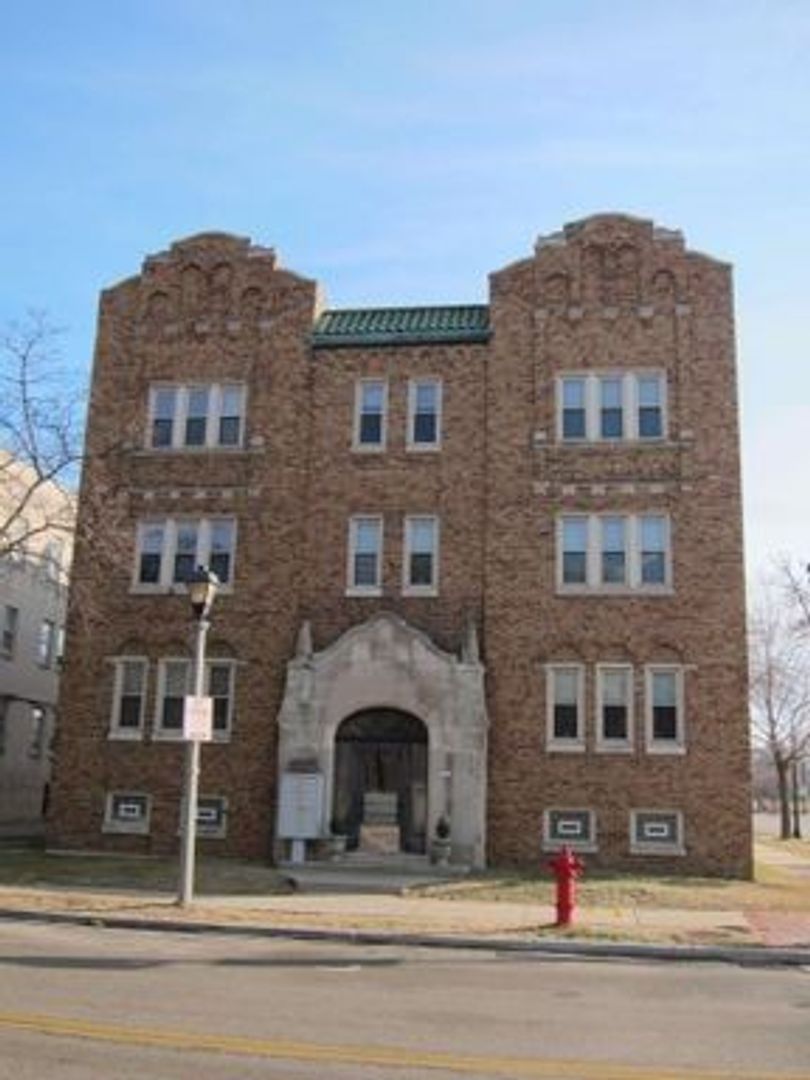 Shorewood Apartment: 4000 N. Morris Blvd.