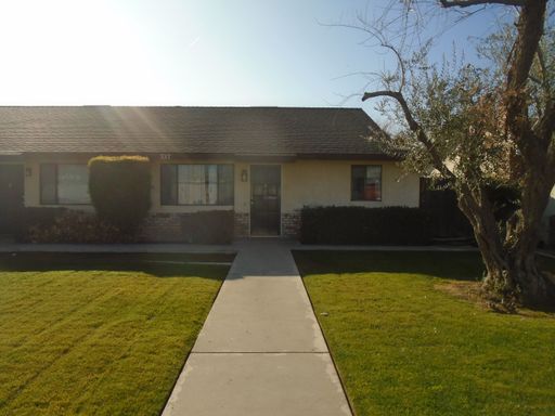 MOVE IN SPECIAL! $1775 MOVES YOU IN!! SPACIOUS DUPLEX WITH YARD & GARAGE!!! – photo 1