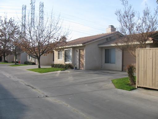NEAR THE MARKETPLACE! MOVE IN SPECIAL! $2347.50 MOVES YOU IN!! – photo 1