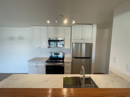 2 Bedroom Apartment in Highly Desirable Highland Heights Neighborhood – photo 1
