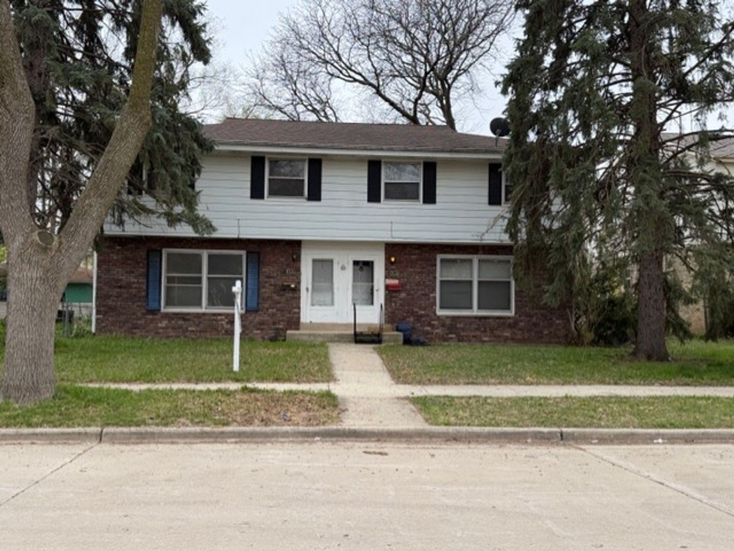 Milwaukee Apartment: 7111-13 W Brentwood Ave