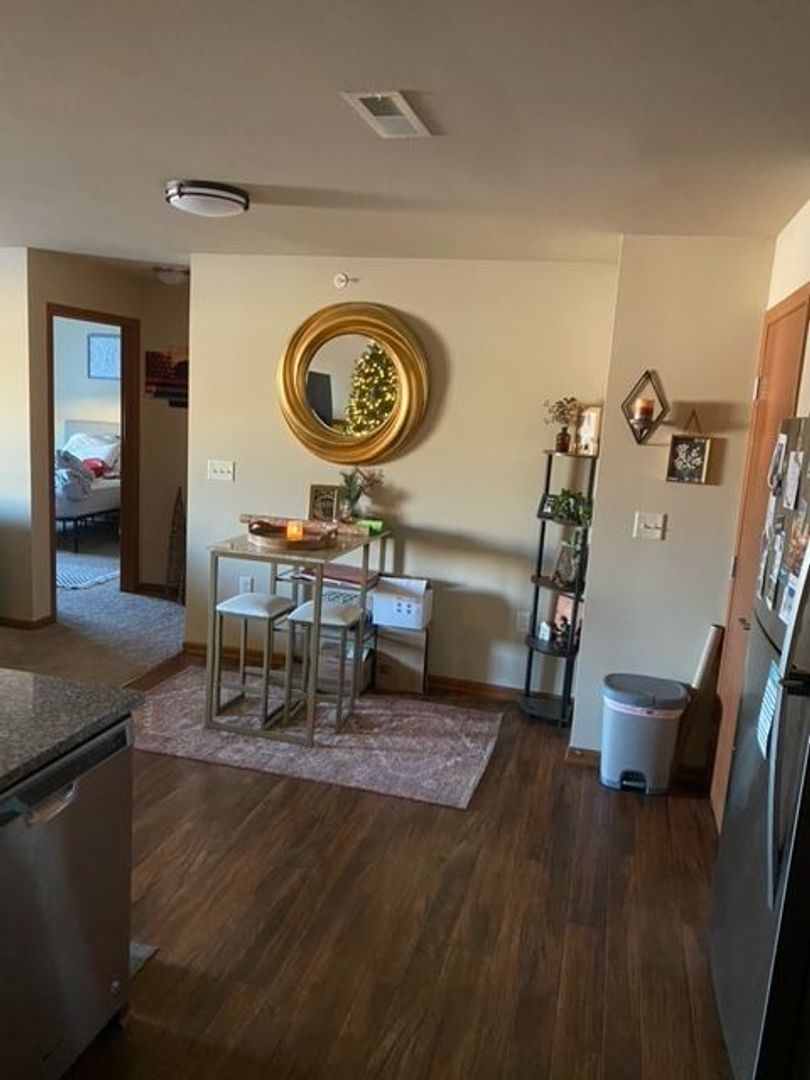 Jackson Apartment: W206 N16001-64 Stonebrook Dr