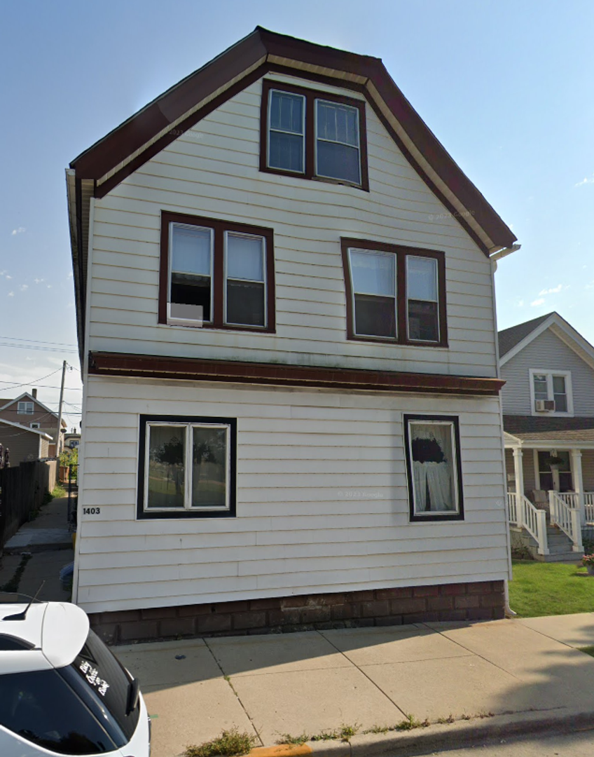 South Milwaukee House: 1403 Rawson Ave  Apt 3