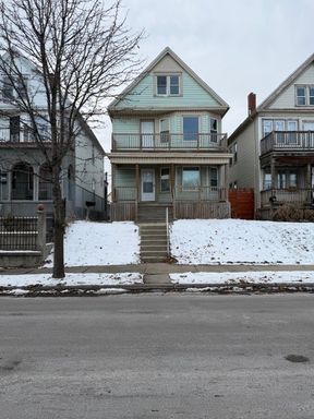 2929 S. 9th Place - Upper, Milwaukee, WI 53215