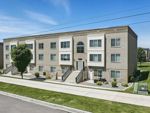 Beautiful Townhome, One Car Garage