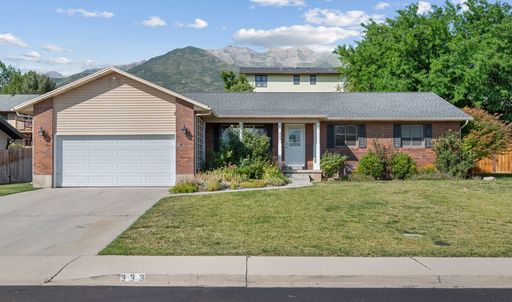Beautiful, Spacious Home with Updated Kitchen – photo 1