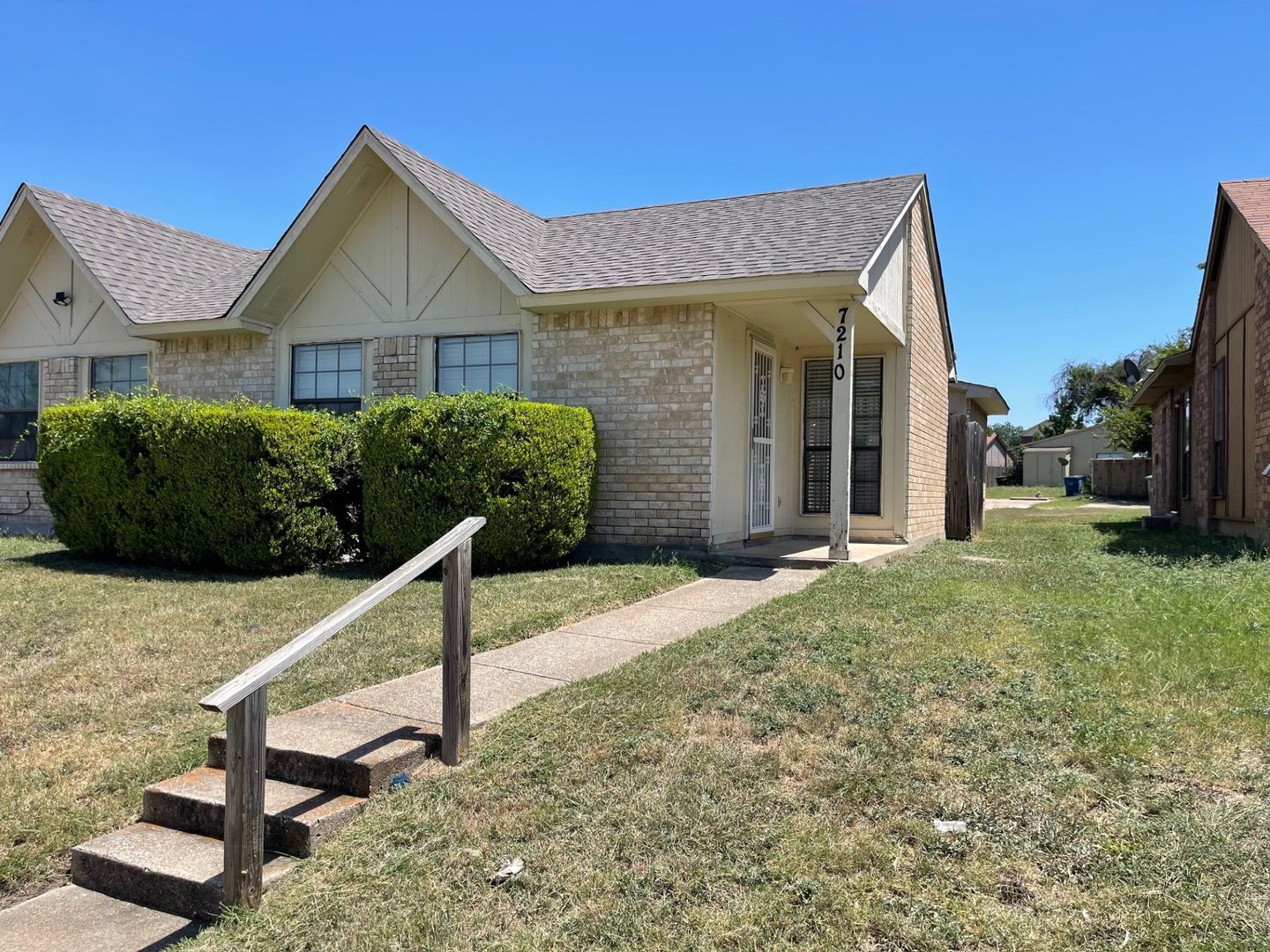 Dallas House: 7210 Pineberry Rd