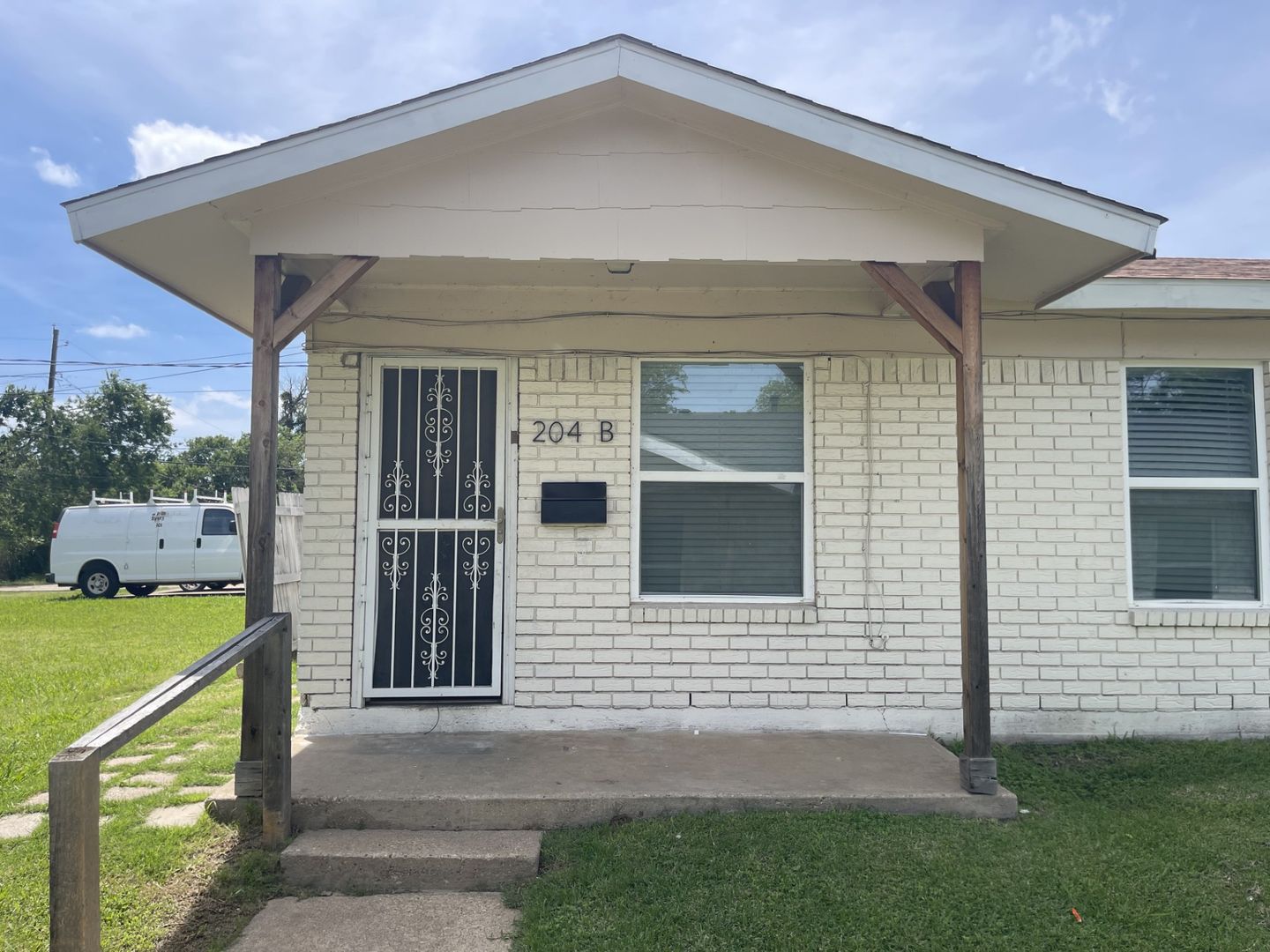 Arlington Apartment: 204 Hosack St