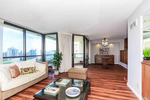 Conveniently Located, Spacious 2/2/2 Unit in Luxury Building – photo 1