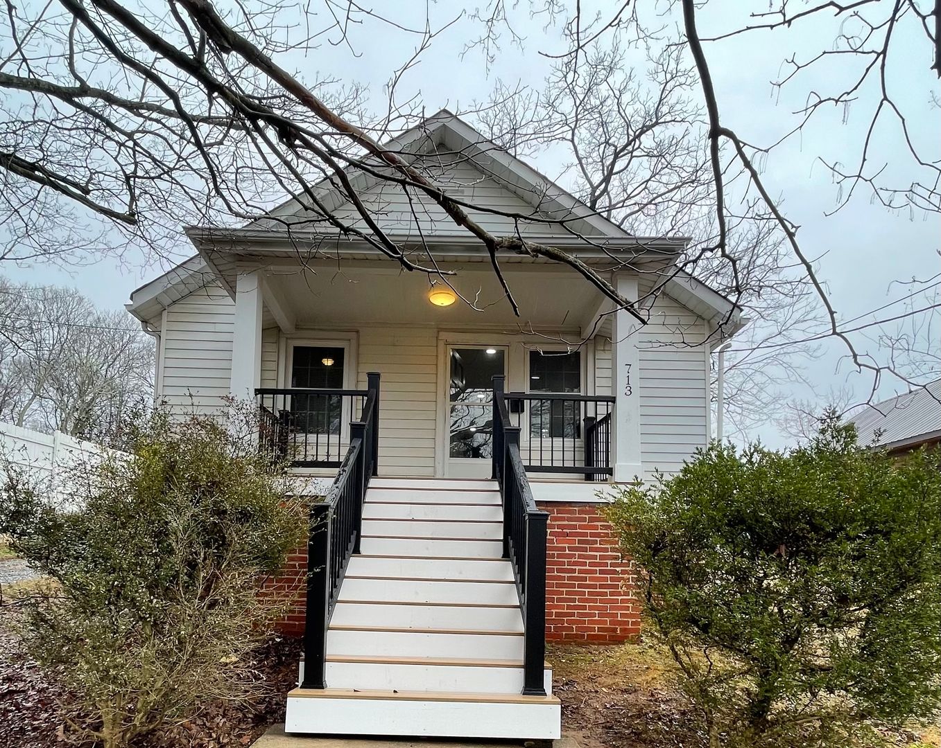 Farmville House: 713 E Second St