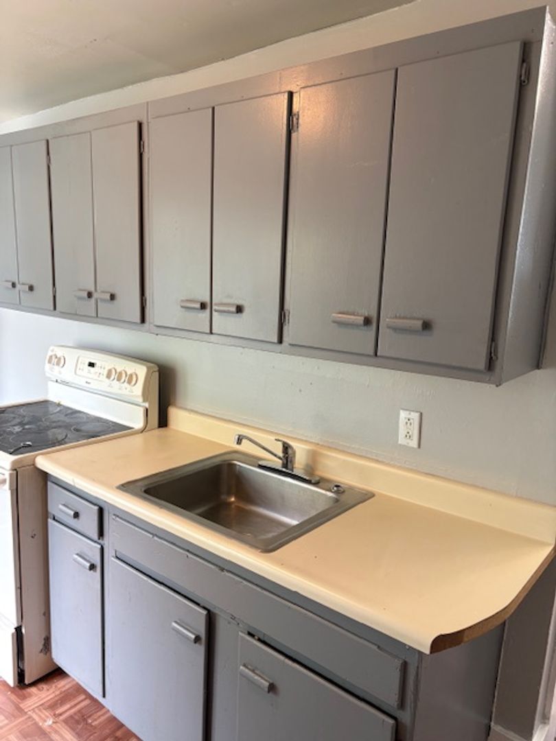 Newport Apartment: 37 Maple Street