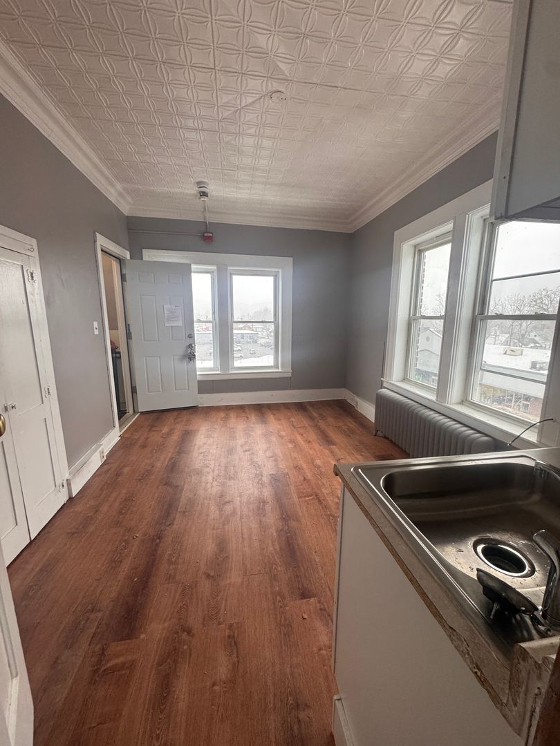 Claremont Apartment: 5 School st