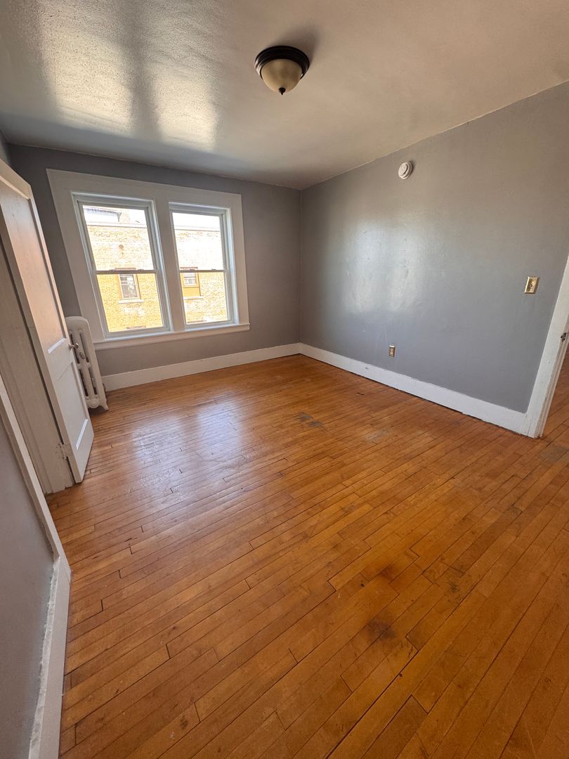 Claremont Apartment: 5 School st