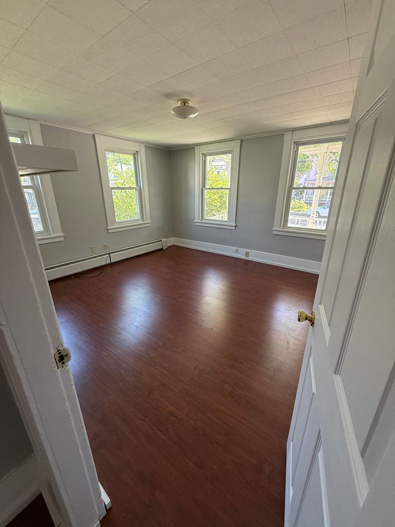 Farmington Apartment: 536 Main st