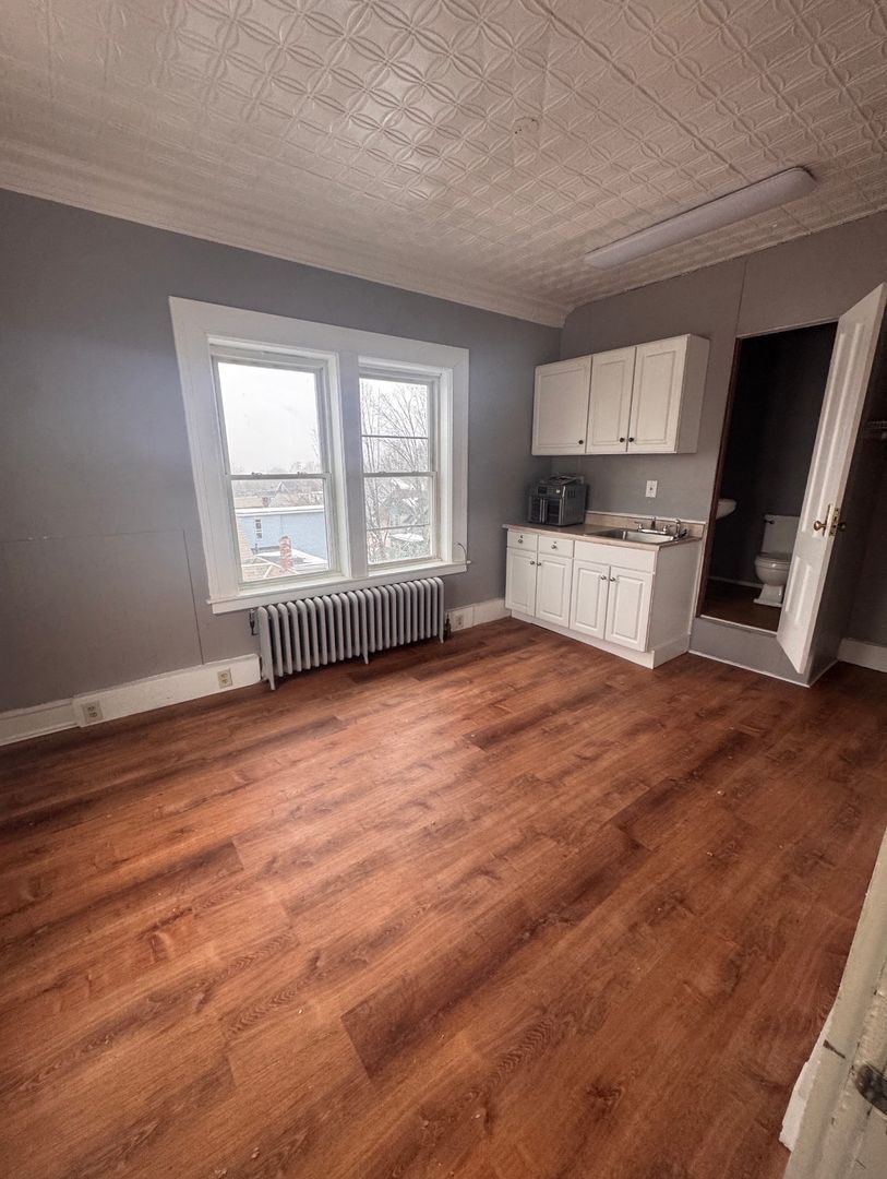 Claremont Apartment: 5 School st