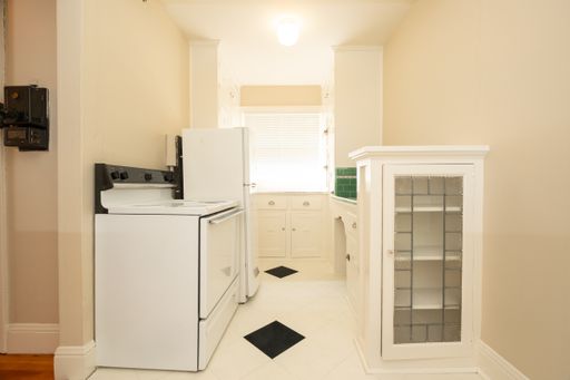 Roomy NW Studio with Timeless Charm and Character! – photo 1