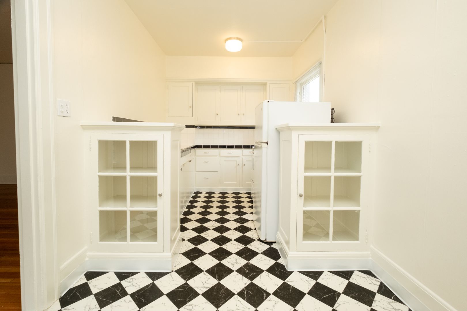 Portland Apartment: 1731 NW Everett St.