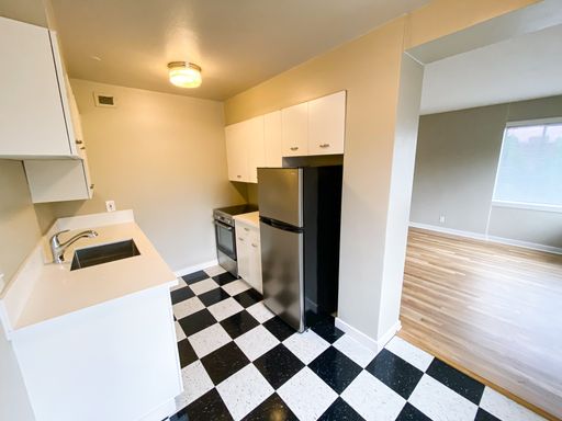 Stunning Views and Mid Century Charm in NW Portland 1 Bedroom! – photo 1