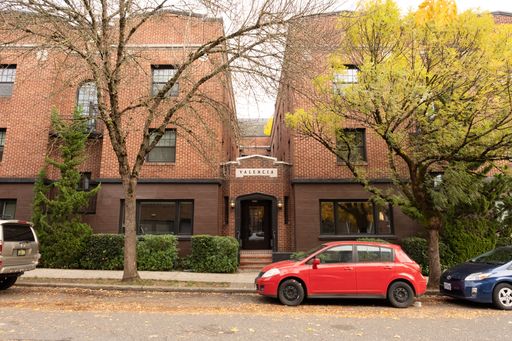 First Month Free Rent! #211 ~ Historic 1920s Touches ~ In Vibrant Hawthorne! – photo 1