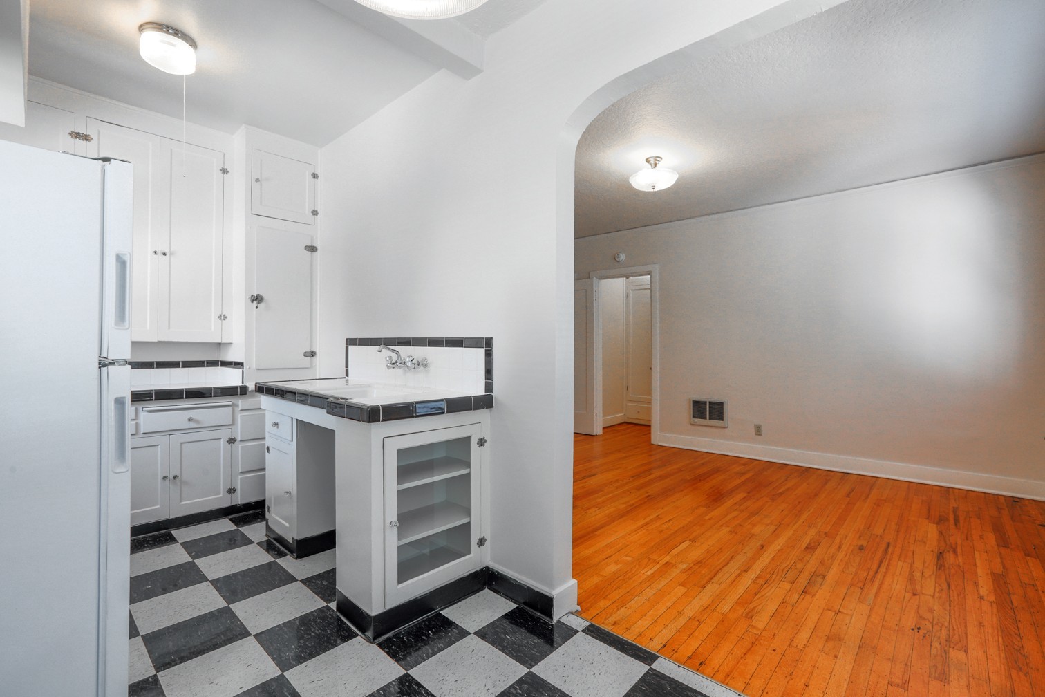 Portland Apartment: 2503 NW Raleigh St