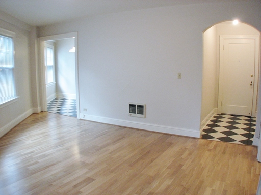 Courtyard-Facing Corner Flat with Timeless Charm in Uptown! – photo 1