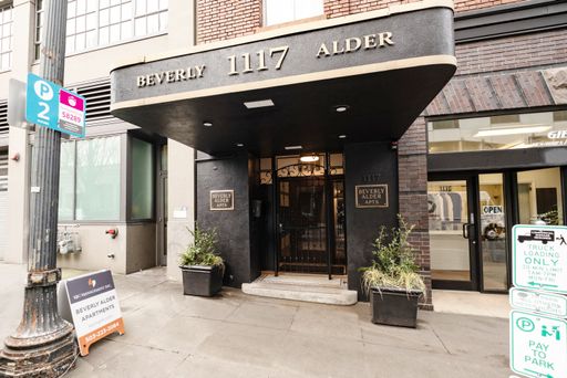 Downtown Historic Landmark Blending Classic Charm with Modern Updates and A/C! – photo 1