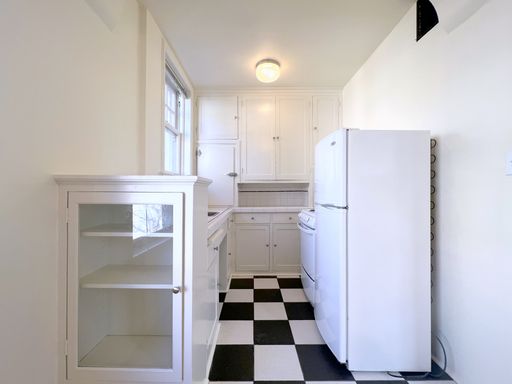 One Month Free Rent1 #206 ~ Delightful Studio in a Historic Art Deco Landmark in NW Portland! – photo 1