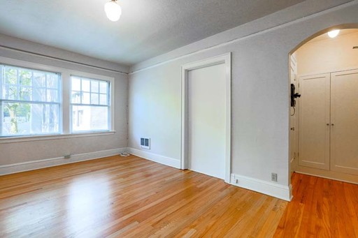 Two Weeks Free Rent! #210 ~ Spacious Uptown Studio with Classic Charm and Courtyard View! – photo 1