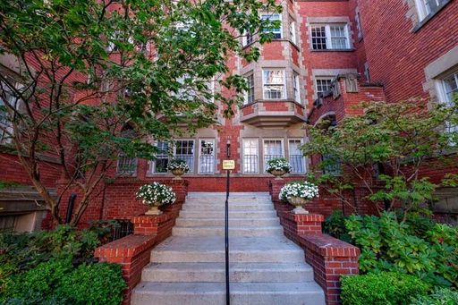 Expansive Top-Floor Corner Flat with Bonus Office in Historic NW Landmark! – photo 1