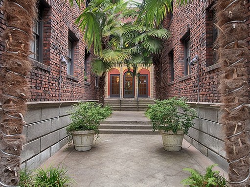 Beautifully Renovated Flat with Historic Charm in NW! – photo 1