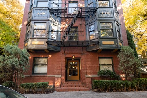 Timeless Nob Hill One-Bedroom with Classic Details! – photo 1