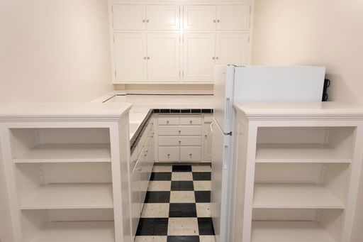 Timeless Uptown Flat with Distinctive Vintage Charm! – photo 1