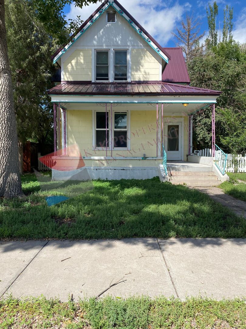 Alamosa Apartment: 311-311 1/2 Ross Avenue