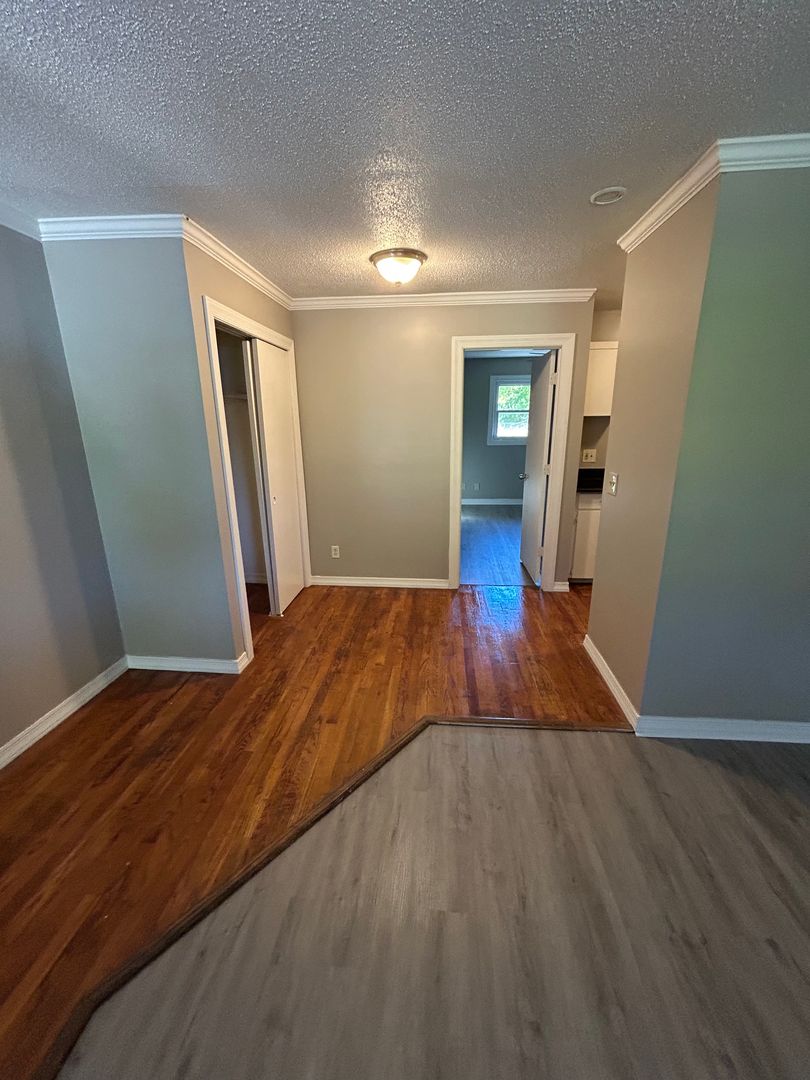 Olathe Apartment: 500 E Park St