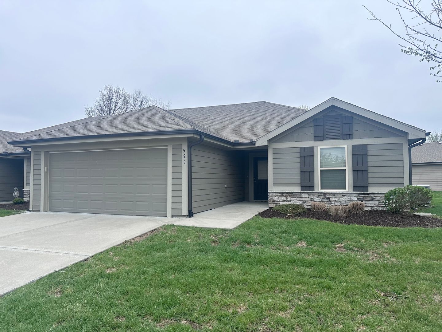 Blue Springs Townhome: 529 SE Maple Dr