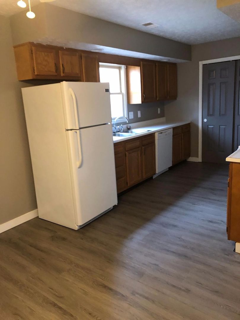 Very Nice 2 Bedroom 1 Bath Duplex 2 of 9