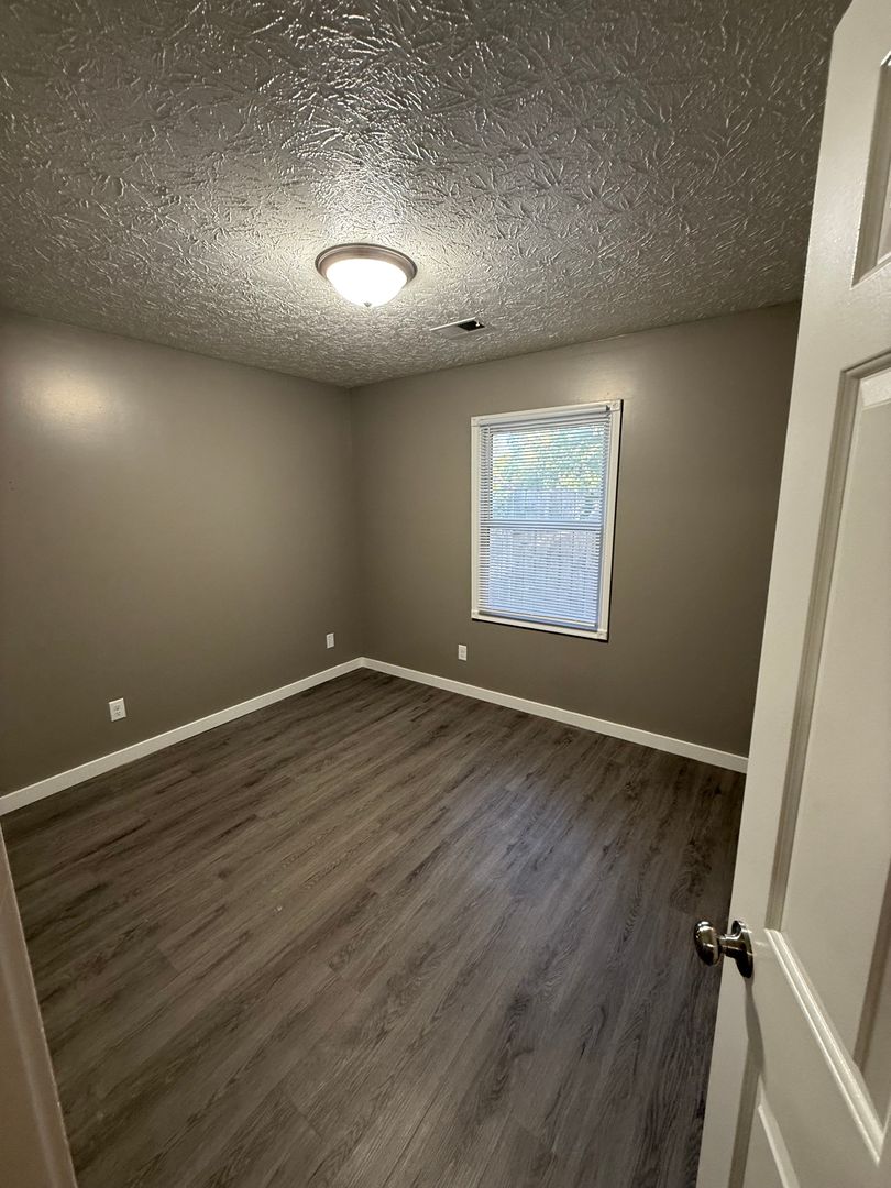 Very Nice 2 Bedroom 1 Bath Duplex 8 of 9