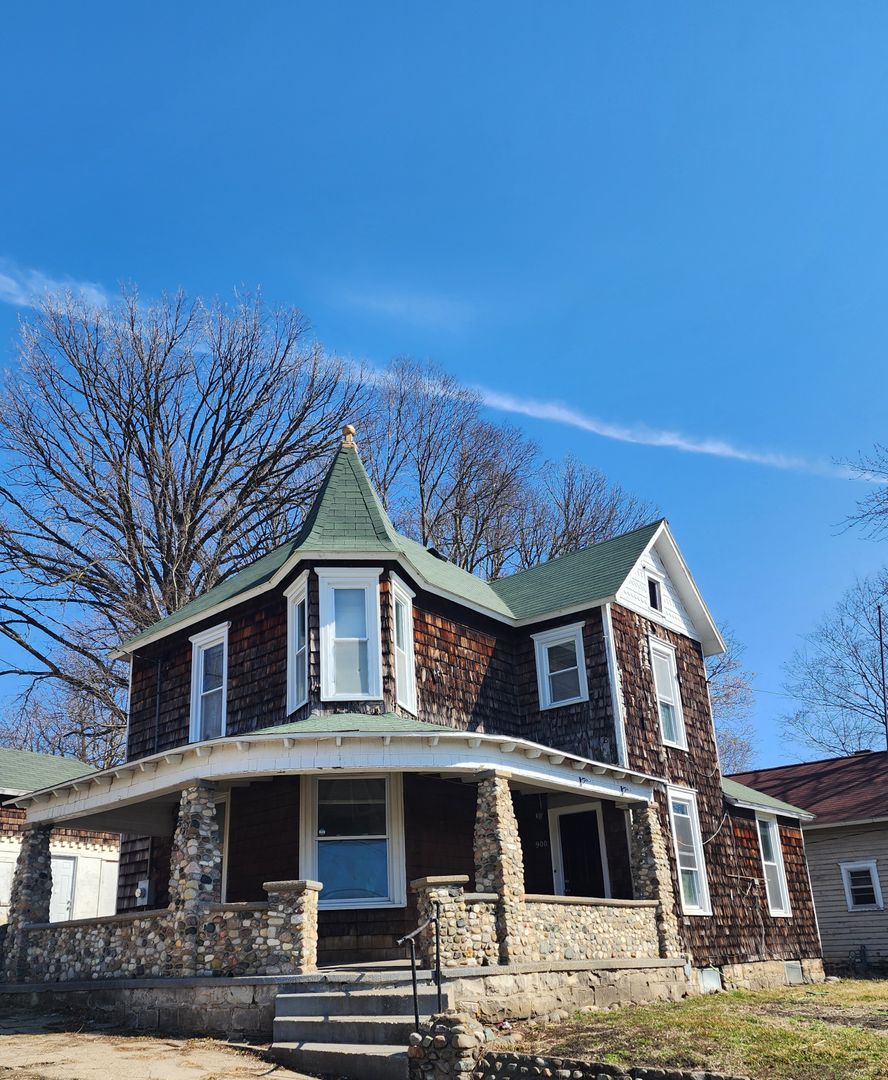 Logansport House: 900 Erie Avenue