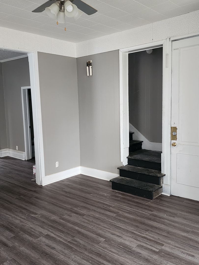 Marion Apartment: 219 A-B North Boots