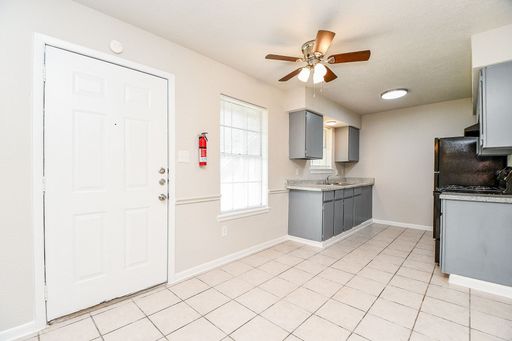 Stunning freshly rehabbed two bedrooms apartment in Katy – photo 1