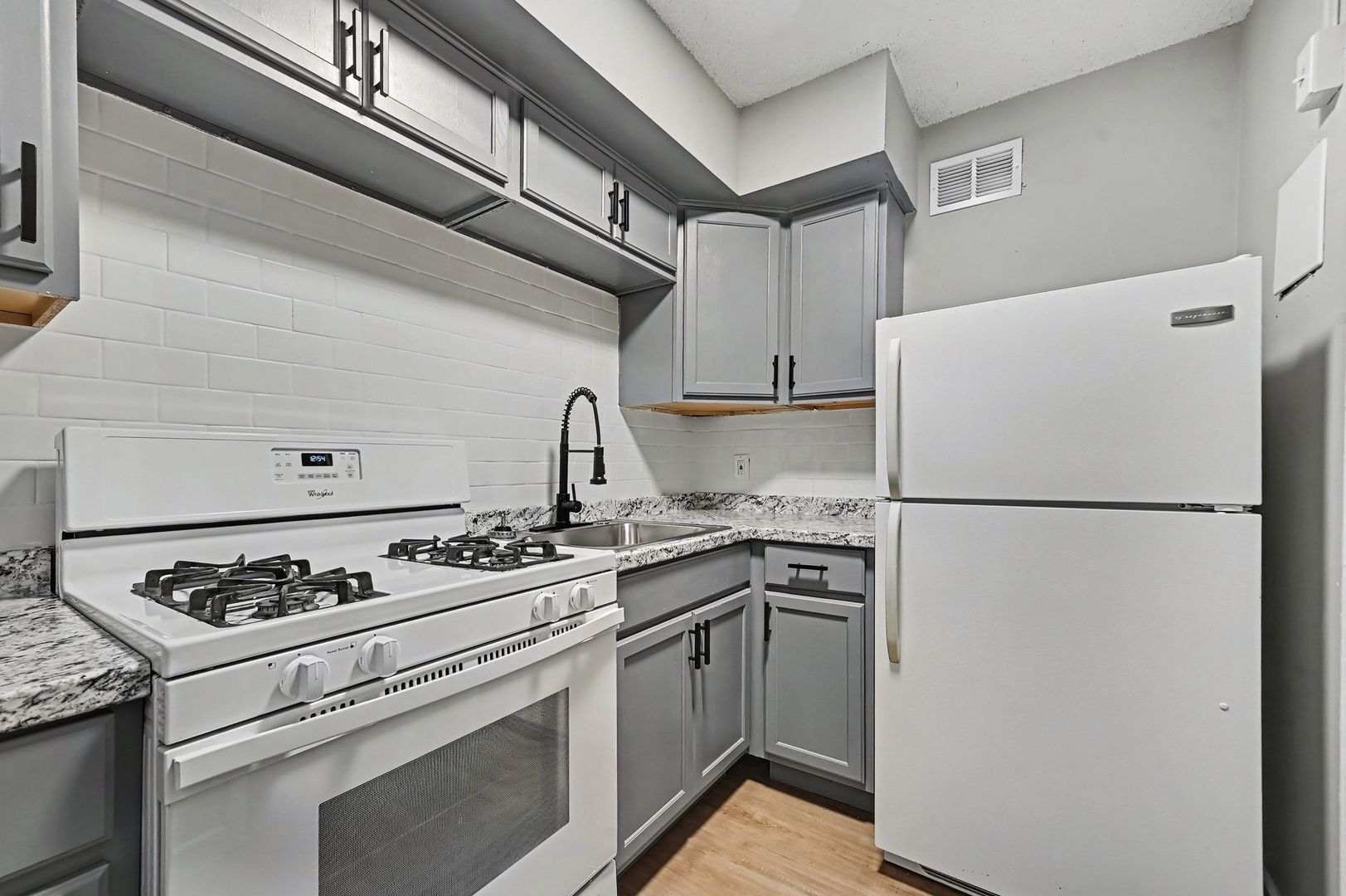 Independence Apartment: 120 W Elizabeth St