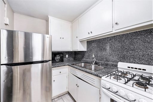 **MOVE IN SPECIAL** $250 Off First Full Month's Rent OR Free 55in TV!