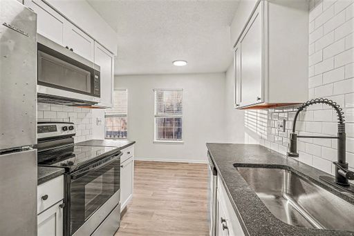 *MOVE IN SPECIAL* $250 Off First Full Month's Rent OR Free 55in TV!