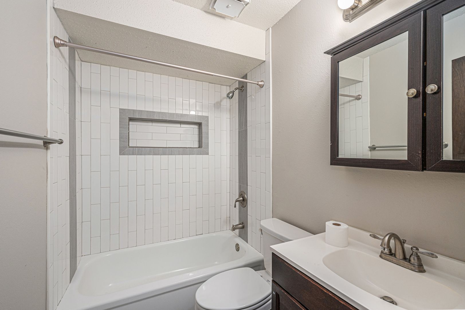 Independence Apartment: 12500 East 40th St S