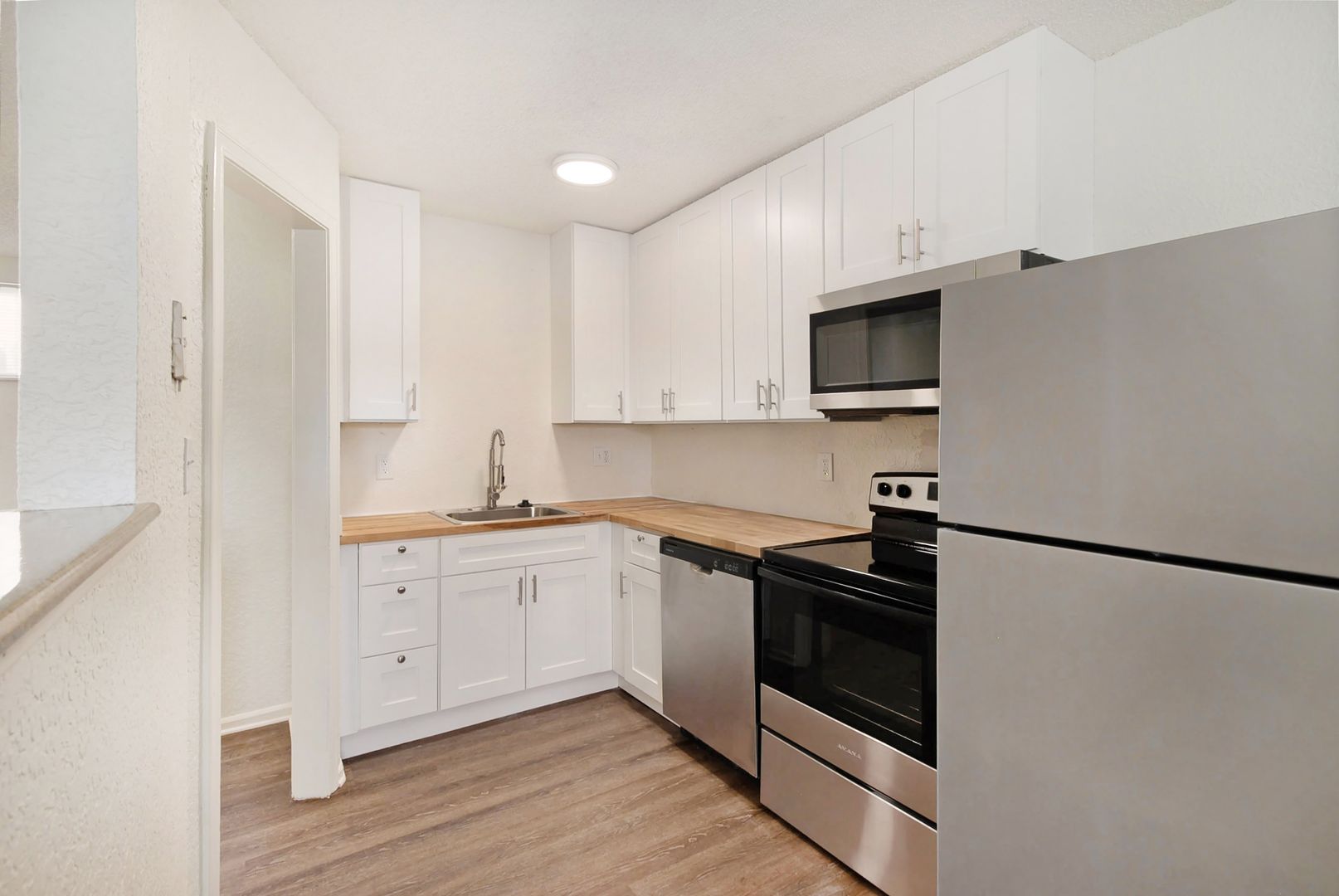 Gladstone Apartment: 2300 NE 70th St