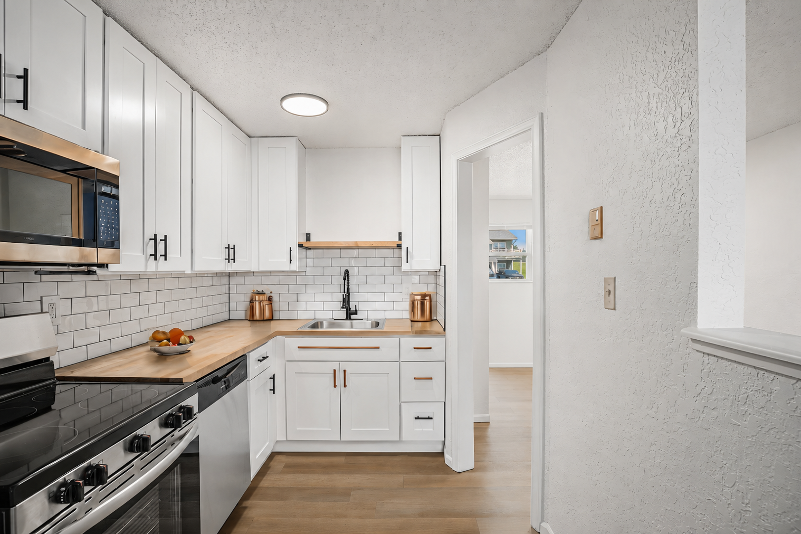 Gladstone Apartment: 2300 NE 70th St