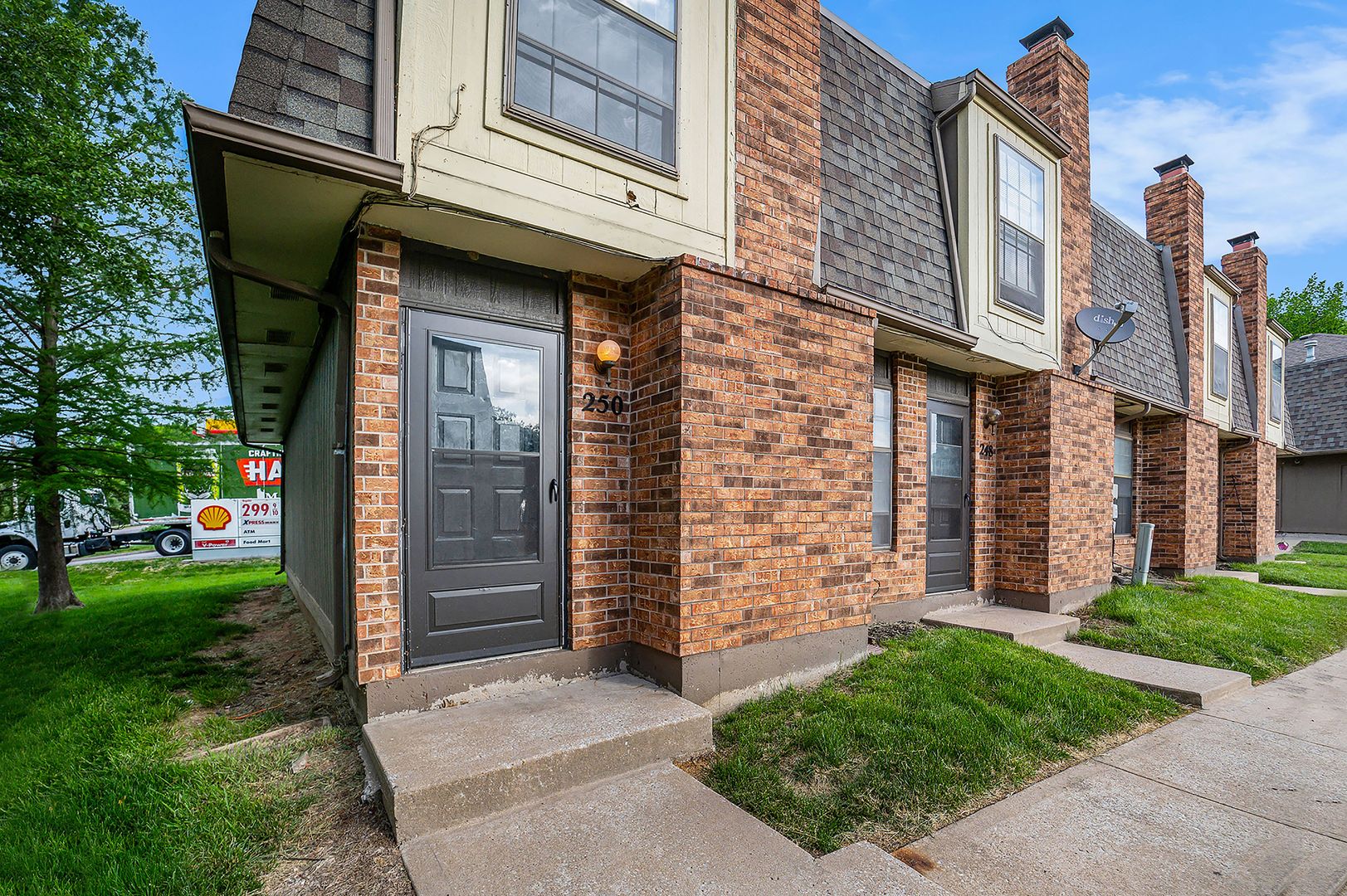 Blue Springs Apartment: 702 SW 15th St